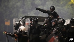 Jandarmii lângă sediul partidului de guvernământ al Serbiei, la Belgrad, pe 15 august, în timpul unui protest.