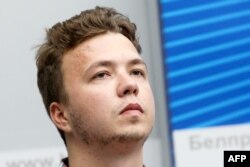 Roman, cu privirea pierdută în timpul conferinței de presă