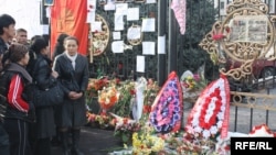 Акция памяти убитых во время второй революции в Кыргызстане. Бишкек,13 апреля 2010 года.