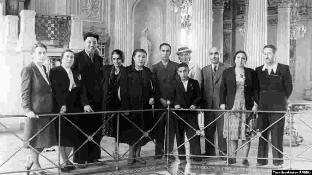 "Биздин замандын кишилери" романы 1949-жылы Сталин сыйлыгын алган.&nbsp;