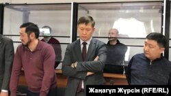 Обвиняемые по делу «о хищении нефти» (на заднем плане) и их адвокаты в суде на оглашении приговора. Актобе, 12 декабря 2018 года. 