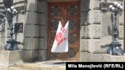 Krvava šaka, kao simbol višemesečnih protesta u Srbiji, na ulazu u zgradu Vlade Srbije u Beogradu, 25. jun 2025.