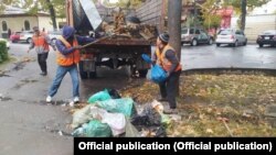 Таштандыны жыйнап жаткан жумушчулар.