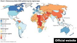 Синим отмечены полностью демократические страны, голубым – частично демократические, желтым – гибридные режимы, оранжевый и красный – авторитарные страны.
