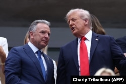 Президент США Дональд Трамп розмовляє зі спецпосланником Стівом Віткоффом у Нью-Йорку, 7 вересня 2025 року