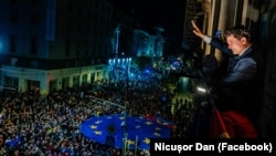 Nicușor Dan, adresându-se mulțimii de susținători ieșiți în stradă la aflarea rezultatelor alegerilor prezidențiale