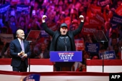 Генеральный директор Tesla и SpaceX Илон Маск во время митинга в поддержку бывшего президента США и кандидата в президенты от республиканской партии Дональда Трампа в Нью-Йорке, 27 октября 2024 года