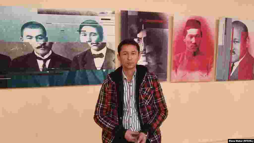Сырлыбек Бекботаев на фоне другой своей экспозиции - серии фотографических принтов под названием "Красный фильтр". Используя цвет, деформацию образов и лиц, художник попытался показать историю национально-освободительного восстания партии "Алаш", связывая лица и героев в общий исторический контекст. - Я хотел подать в более современном формате. Через современное искусство можно что-то показать по-новому. В истории еще есть белые пятна, есть искаженная информация, и в этом проекте я хочу это рассказать и показать. Нам бы хотелось показать эту выставку по всему Казахстану, но средств от государства нет, это на наших интересах держится, - сказал репортеру Азаттыка художник Сырлыбек Бекботаев.