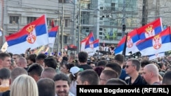 Zastave Srbije na protestu na Trgu Slavija u Beogradu, 28. juna.