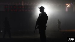 په کراچۍ کې یو پولیس سرتېری شپې مهال په کوڅه کې پهره کوي - انځور له ارشیفه.