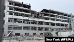 Наслідки російського обстрілу в Києві, 6 квітня 2025 року. Руйнування в Оболонському районі Києва через атаку РФ. Кілька поверхів офісної будівлі зруйновано, у прилеглих будинках вибиті вікна. Пошкоджень уже вдруге зазнав офіс телеканалу Freedom