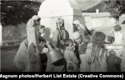 Жінки та діти біля фонтану-чешме. Крим, 1943 рік