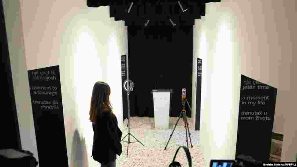 Një grua vështron&nbsp;instalacionet artistike dhe edukative në muzeun "Moment, që theksojnë pasojat afatgjata të dhunës seksuale në individë dhe shoqëri.