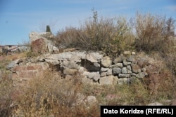 ერთ-ერთი ძველი შენობის ნანგრევი ტერიტორიაზე.