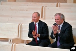 პუტინი და გერგიევი სანქტ-პეტერბურგის მახლობლად, რეპინოში, მარინის თეატრის საკონცერტო დარბაზის გახსნაზე. 2017 წლის ივნისი