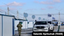 Блокирование КПВВ привело к ограничению доступа к этим территориям гуманитарных грузов. Патруль ОБСЕ на контрольном пункте въезда и выезда «Оленевка». Донецкая область, 15 февраля 2021 года