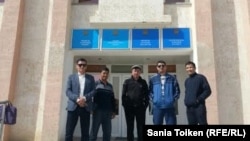 Techno Trading LTD компаниясының наразы жұмысшылары аштық жариялайтындары туралы арыздарын  Мұнайлы аудандық әкімдігіне әкелді. Маңғыстау облысы, Мұнайлы ауданы, 13 сәуір 2016 жыл.