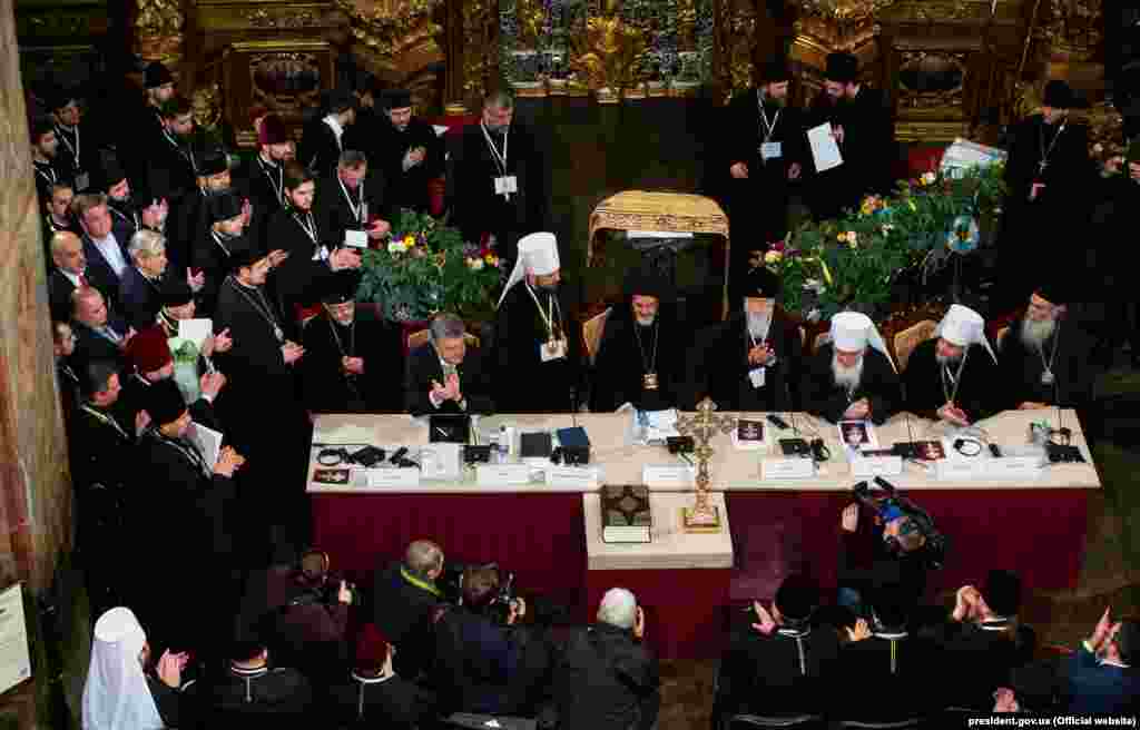 Об'єднавчий собор українських православних церков у Софійському соборі за участі президента України Петра Порошенка. Київ, 15 грудня 2018 року. НА ЦЮ Ж ТЕМУ