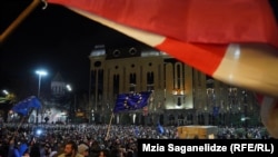 აღელვებული ხალხი ქუჩაში გავიდა "ქართული ოცნების" გადაწყვეტილების გამო, რომ ევროკავშირთან გაწევრიანების მოლაპარაკებები 4 წლით შეჩერდება