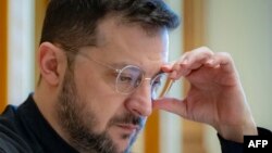 Președintele Volodimir Zelenski spune mereu că el nu se cramponează de putere, dar acum nu este posibil să se țină alegeri libere.