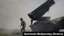 Військовослужбовці 30-ї ОМБр імені князя Костянтина Острозького Збройних сил України готуються до стрільби з РСЗВ БМ-21 «Град», Донецька область, 3 червня 2025 року