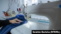 Žena na kursu šivanja u sigurnoj kući u Peći, 23. novembar 2025.