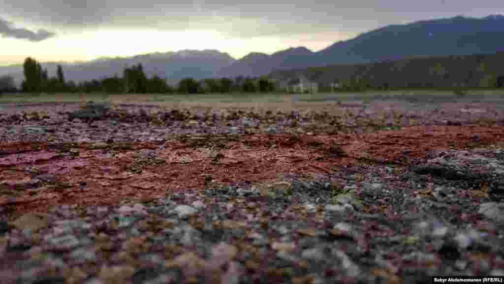 Спрос на авиарейсы рос и в 1985 году был введен в эксплуатацию небольшой аэровокзал, а взлетную полосу заасфальтировали.&nbsp; &nbsp;