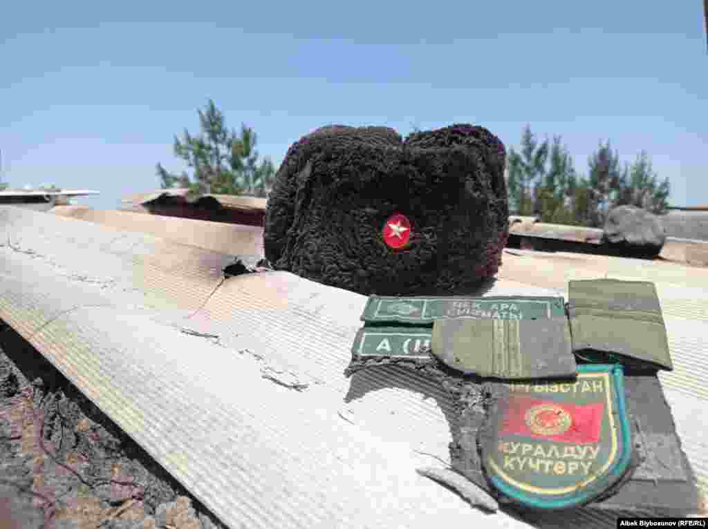 Жоокердин кийими. Максат айылы. 2-май, 2021-жыл.&nbsp; Кыргызстандын Өзгөчө кырдаалдар министрлиги 2-майда, Максат айылында 11 үй, Максат чер ара бекети жабыркаганын билдирди.&nbsp;