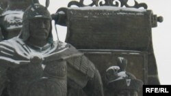 Памятник основателям Казахского ханства Жанибеку и Керею. Астана, 12 ноября 2009 года.