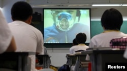 Китай. Прямая трансляция лекции космонавта для студентов. 