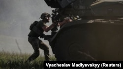 Український військовий готується вести вогонь із РСЗВ «Град» по російських позиціях, червень 2025 року