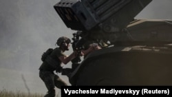 Український військовий готується вести вогонь із РСЗВ «Град» по російських позиціях, червень 2025 року