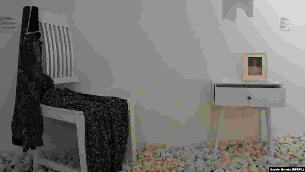 Muzeu "Moment" përmban histori të dokumentuara të të mbijetuarve përmes dëshmive personale dhe artefakteve, si dhe instalacione artistike dhe edukative që theksojnë pasojat afatgjata të dhunës seksuale në individë dhe shoqëri.