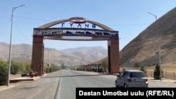 Гүлчөнүн кире бериши. Алай району, Ош облусу, Кыргызстан.