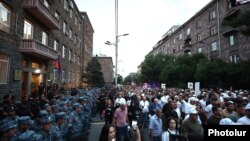 Armenia - Protesters demanding the release of jailed businessman Samvel Karapetian reach the NSS headquarters in Yerevan, July 4, 2025.