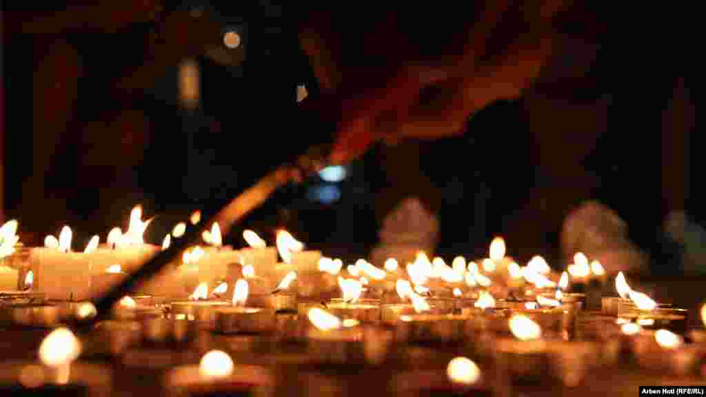 Tjetër pamje nga ceremonia e ndezjes së qirinjve. Presidentja e Kosovës, Vjosa Osmani, ka bërë thirrje për transparencë të plotë, përgjegjësi institucionale dhe drejtësi pakompromis lidhur me rrethanat e vdekjes së 27-vjeçarit.