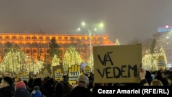 Mii de oameni au ieșit în stradă să ceară demisia șefei Înaltei Curți de Casație după ce sute de magistrați au acuzat presiuni în sistemul judiciar. 