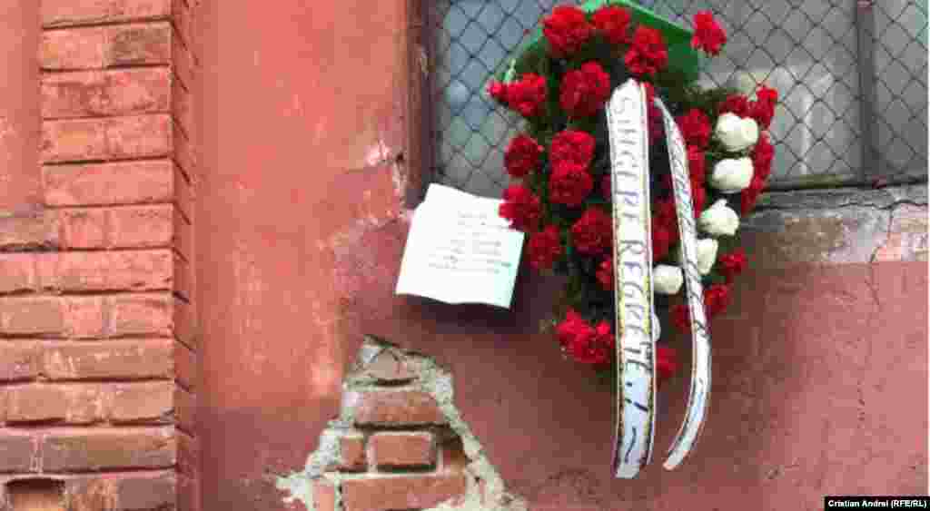 Tatăl unei victime de la Colectiv a venit în fața Institutului&nbsp;&bdquo;Matei Balș" pentru a depune o coroană de flori și lumânări. El a cerut autorităților mai multă competență.&nbsp;