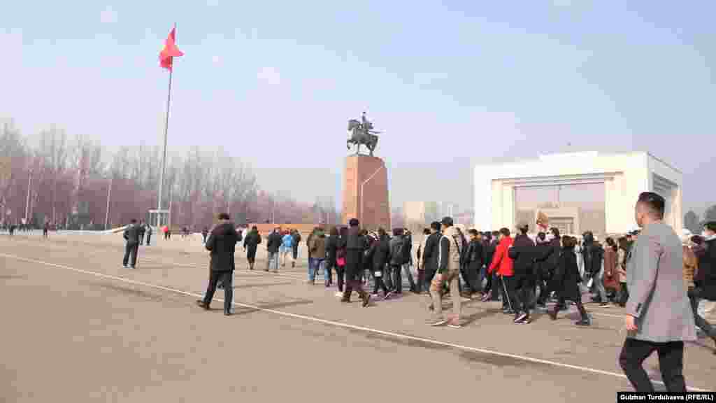 Kyrgyzstan - Bishkek - A peaceful march "For Justice!" Started on February 14 in Bishkek. According to the organizers of the action, the participants of the event gathered around noon near the railway station in the center of the capital and marched alon
