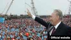 Нурсултан Назарбаев приветствует своих избирателей в год проведения президентских выборов 2005 года.  