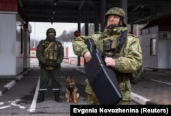 Білоруські прикордонники з антидроновим приладом на прикордонному переході Нова Гута на кордоні з Україною. 28 січня 2025 року