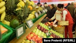 U posljednjih pola godine cijene osnovnih životnih namirnica u crnogorskim marketima uvećane su, kažu građani, od 10 do 40 odsto za ulje, brašno, so i šećer.