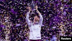 Елена Рыбакина WTA FInals кубогымен. Эр-Рияд. 8 қараша 2025 жыл.