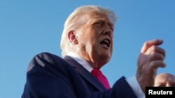 Președintele american Donald Trump vorbește cu presa la baza Joint Andrews.