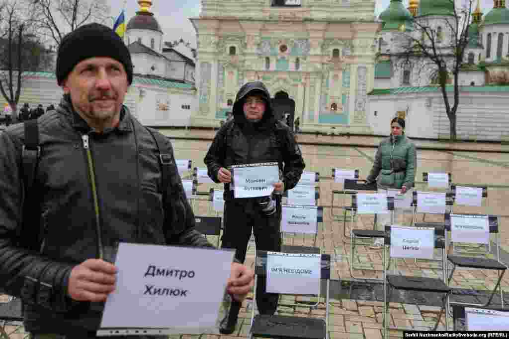 Leniye Umerova, Maksım Butkevıç ve Dmıtro Hılük Kyivde “Boş kürsüler” aktsiyasında, 2025 senesi noyabrniñ 15-i. Olarnıñ kürsüleri artıq boş degil, olar azat etildi