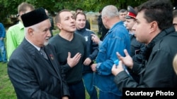 Татарлар Мәскәүнең Текстильщики бистәсендә мәчет төзелешенә каршы чыгучылар белән сөйләшә. 2010 елгы фото. 