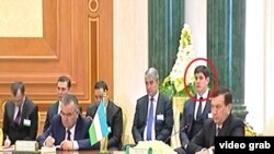 На встрече президента Узбекистана Шавката Мирзияева с президентом Туркменистана Гурбангулы Бердымухамедовым присутствовал его младший зять Отабек Шаханов. Его лицо выделено на фото красным кружком. 
