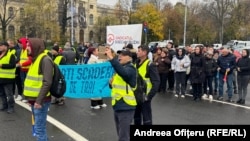 Protestatarii au afișat mesaje în care se plâng de scăderea nivelului de trai al angajaților.
