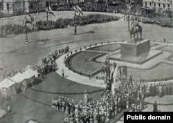 În timpul dezvelirii monumentului din Sankt Petersburg