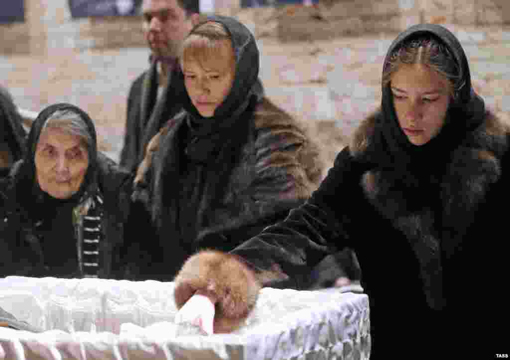 Nemtsov's mother, Dina Eidman (left), and his daughter Dina (right), pay their respects.